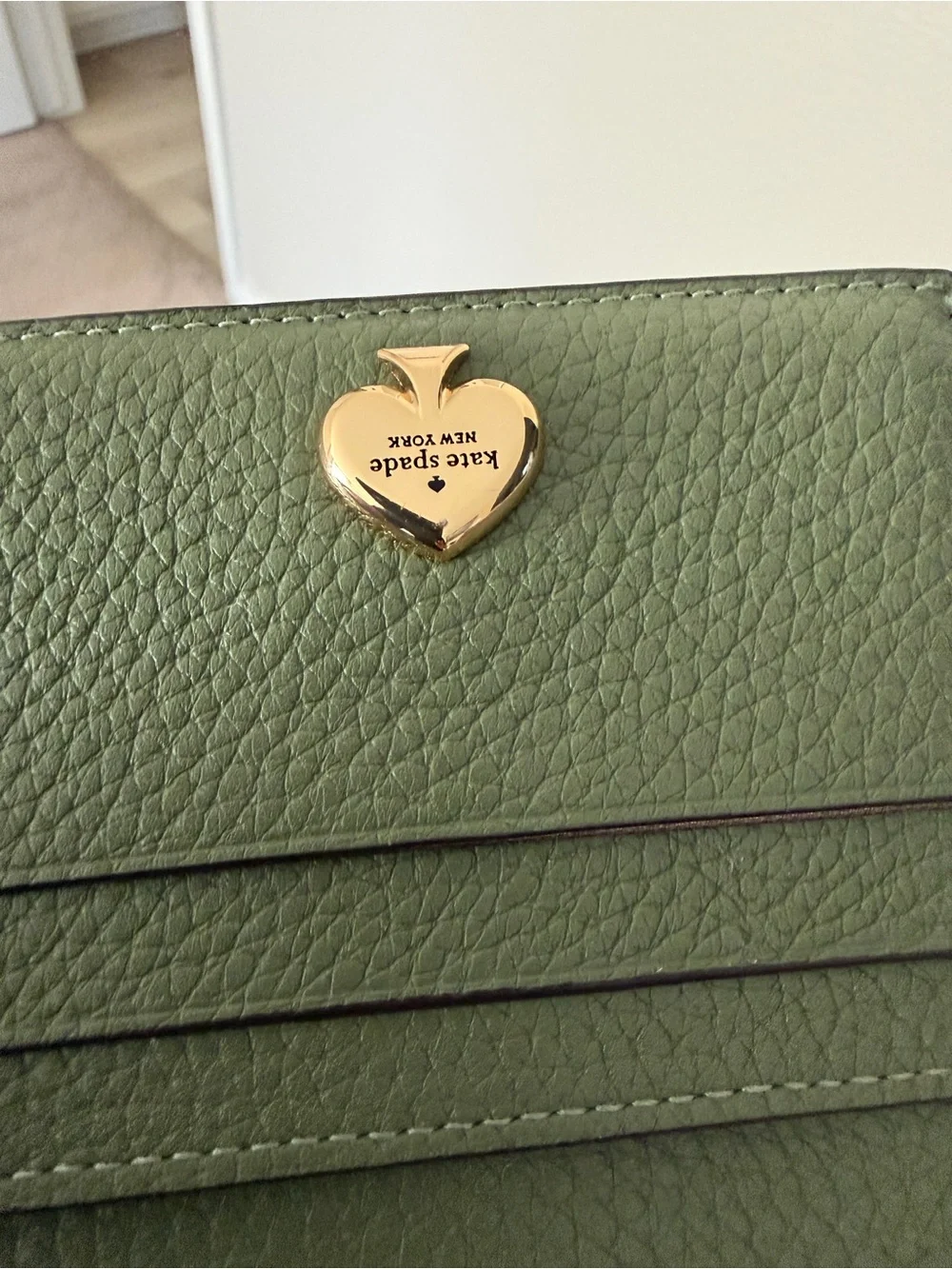 kate spade green pebble leather zip cardholder with gold spade logo